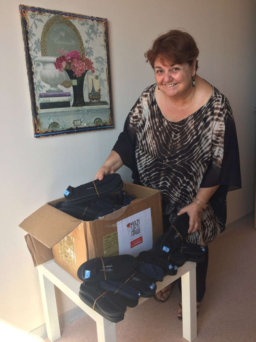 Μοίρασαν παπούτσια σε παιδιά άπορων οικογενειών της Σκιάθου