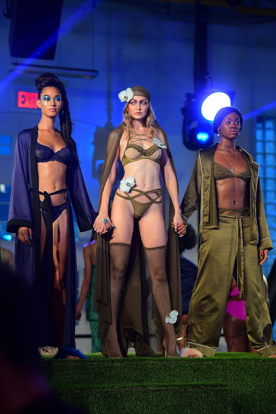  Bella και Gigi Hadid φόρεσαν τα εσώρουχα της Rihanna 
