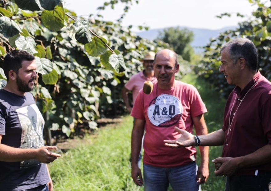 Με ξινόμαυρο κρασί και ακτινίδια... γιόρτασε ο Σταύρος Θεοδωράκης 