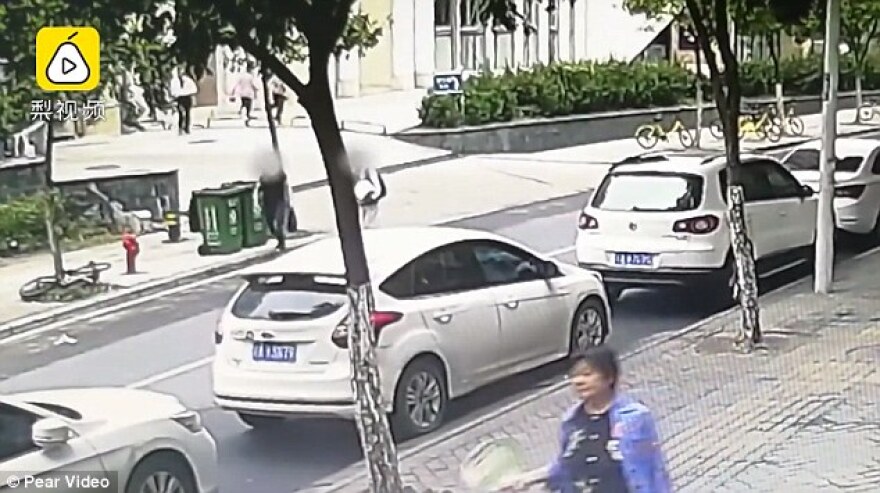 Εικόνες σοκ στην Κίνα: Γυναίκα πετά νεογέννητο μέσα σε κάδο απορριμμάτων