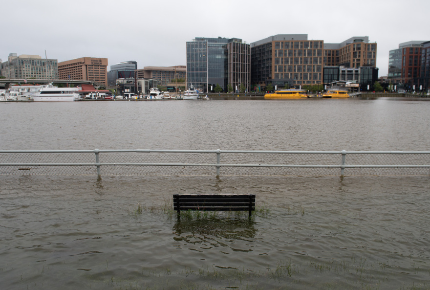 Στη δίνη του τυφώνα Florence οι ΗΠΑ: Βυθισμένη πολιτεία με τέσσερις νεκρούς οι ακτές της Καρολίνας