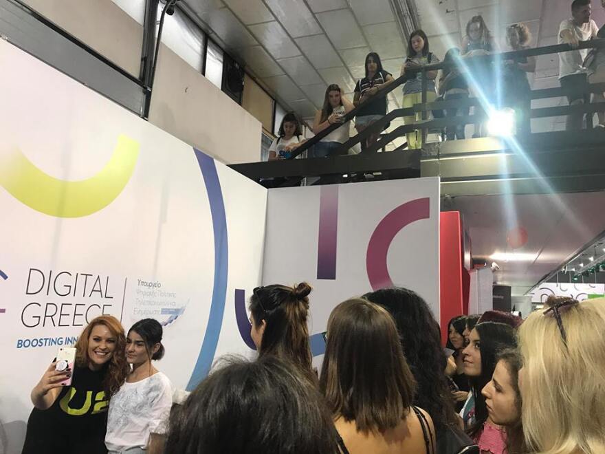 Ουρές στη ΔΕΘ για μία... σέλφι με τη Σίσσυ Χρηστίδου!