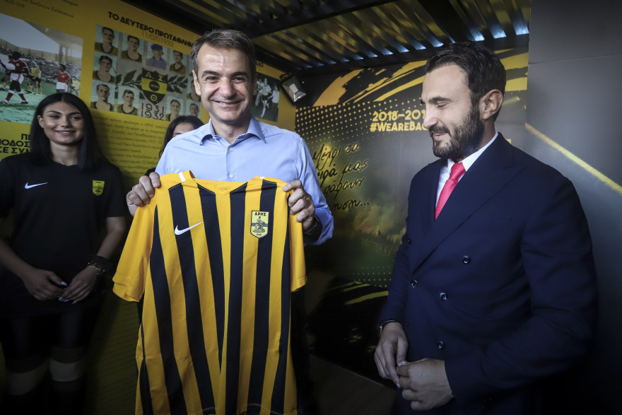 Στα περίπτερα Άρη, Ηρακλή και ΠΑΟΚ στη ΔΕΘ ο Μητσοτάκης: Του χάρισαν φανέλες με το όνομά του