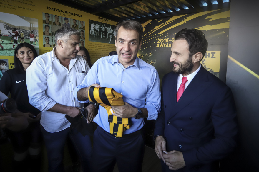 Στα περίπτερα Άρη, Ηρακλή και ΠΑΟΚ στη ΔΕΘ ο Μητσοτάκης: Του χάρισαν φανέλες με το όνομά του