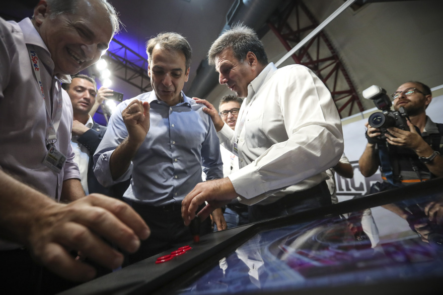 Ο Μητσοτάκης στα περίπτερα της ΔΕΘ: Η «μπηχτή» στο ΑΠΕ, οι videogamers και το «ιπτάμενο» μικρόφωνο