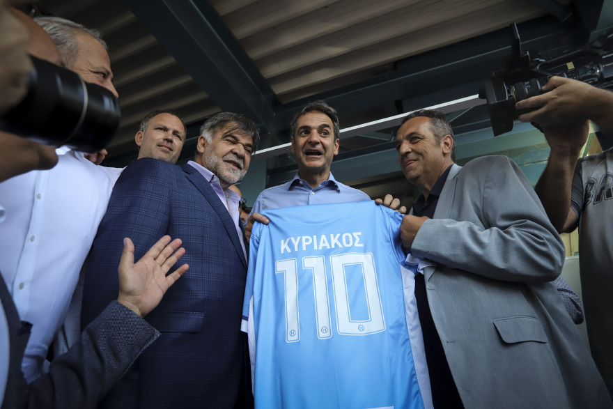 Στα περίπτερα Άρη, Ηρακλή και ΠΑΟΚ στη ΔΕΘ ο Μητσοτάκης: Του χάρισαν φανέλες με το όνομά του