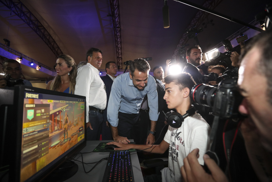 Ο Μητσοτάκης στα περίπτερα της ΔΕΘ: Η «μπηχτή» στο ΑΠΕ, οι videogamers και το «ιπτάμενο» μικρόφωνο