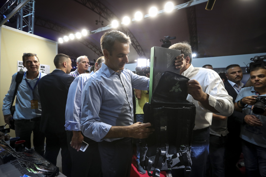 Ο Μητσοτάκης στα περίπτερα της ΔΕΘ: Η «μπηχτή» στο ΑΠΕ, οι videogamers και το «ιπτάμενο» μικρόφωνο