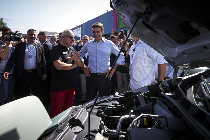 Ο Μητσοτάκης στα περίπτερα της ΔΕΘ: Η «μπηχτή» στο ΑΠΕ, οι videogamers και το «ιπτάμενο» μικρόφωνο