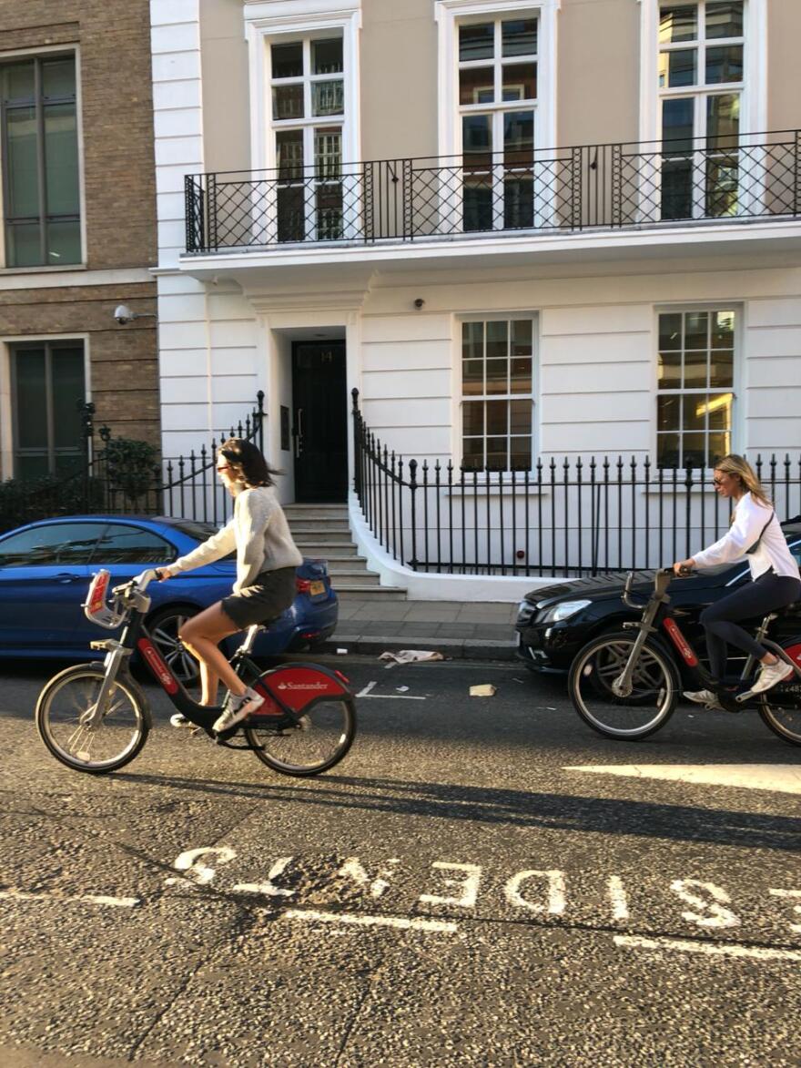 Φωτογραφία: Η Kendall Jenner κάνει ποδήλατο στο Λονδίνο