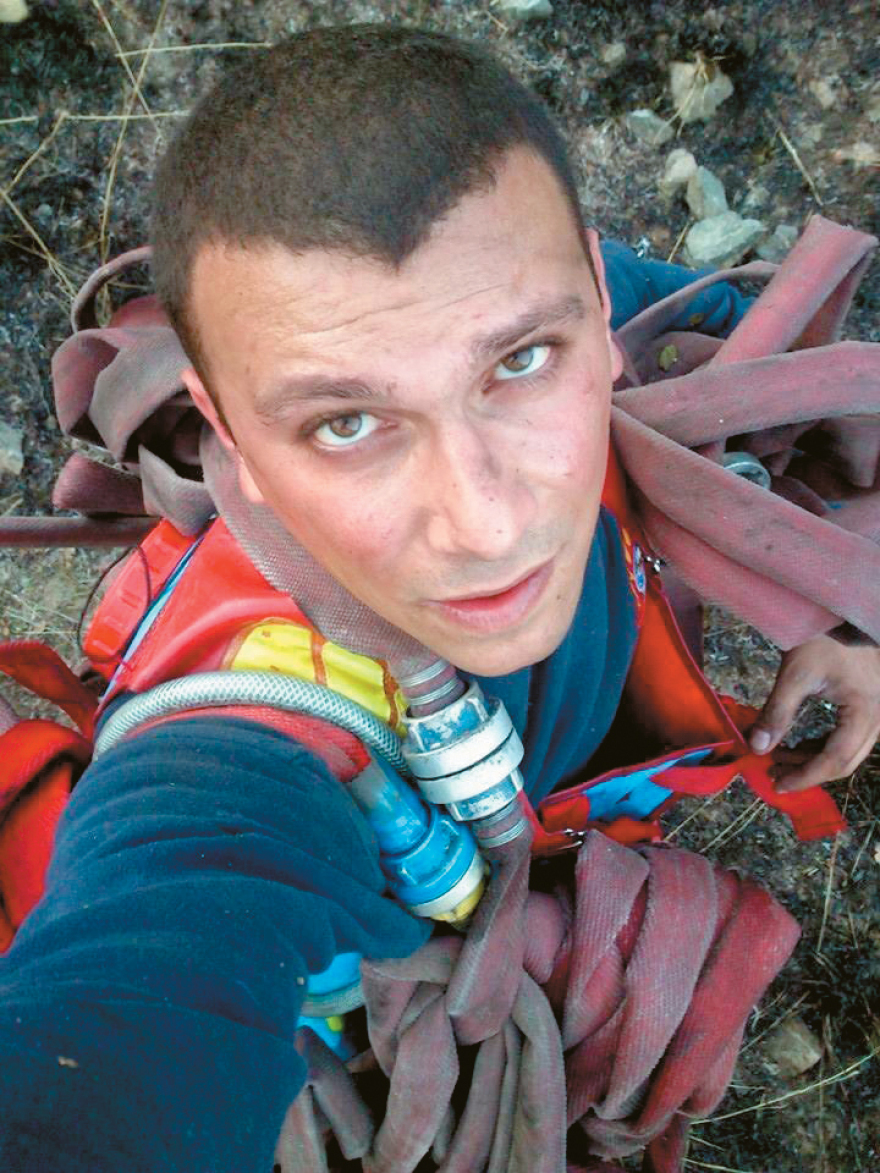 Φωτιά στο Μάτι: 100 ευρώ πρόστιμο στον πυροσβέστη-σύμβολο γιατί δάκρυσε στην τραγωδία