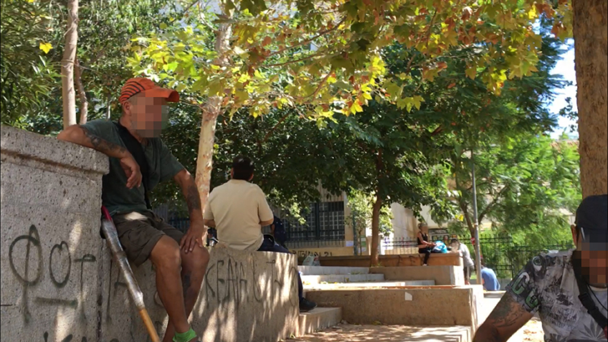  Χρήση ναρκωτικών έξω από τη Νομική - Εικόνες γροθιά στο στομάχι