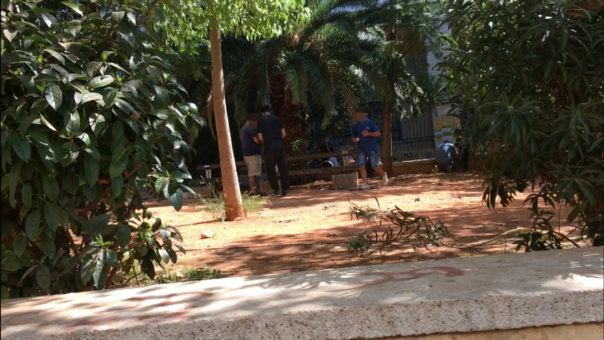  Χρήση ναρκωτικών έξω από τη Νομική - Εικόνες γροθιά στο στομάχι