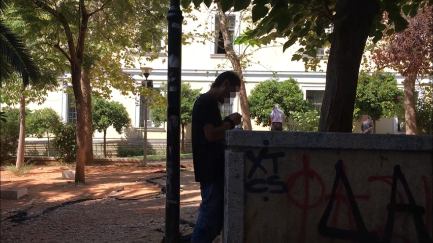  Χρήση ναρκωτικών έξω από τη Νομική - Εικόνες γροθιά στο στομάχι