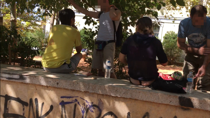  Χρήση ναρκωτικών έξω από τη Νομική - Εικόνες γροθιά στο στομάχι