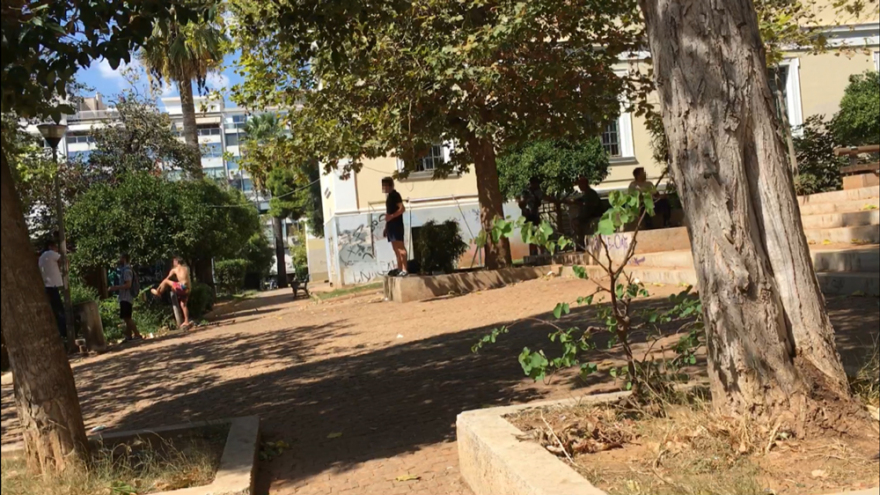  Χρήση ναρκωτικών έξω από τη Νομική - Εικόνες γροθιά στο στομάχι