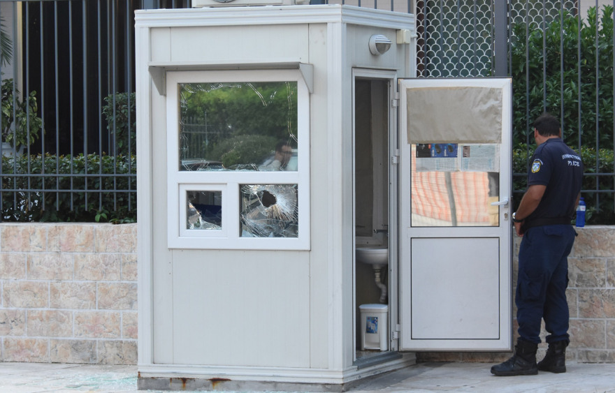 Ρουβίκωνας για την επίθεση στην πρεσβεία του Ιράν: Μια χαρά αντέδρασε ο φρουρός...