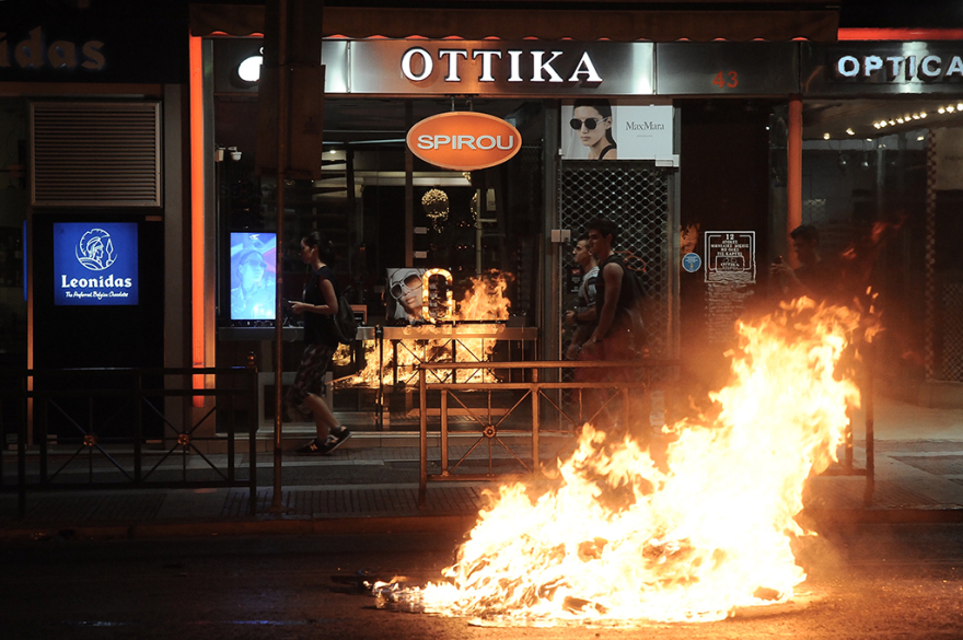 Επεισόδια στην πορεία για τον Φύσσα σε Πειραιά - Θεσσαλονίκη