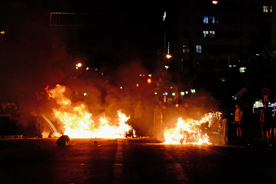 Επεισόδια στην πορεία για τον Φύσσα σε Πειραιά - Θεσσαλονίκη