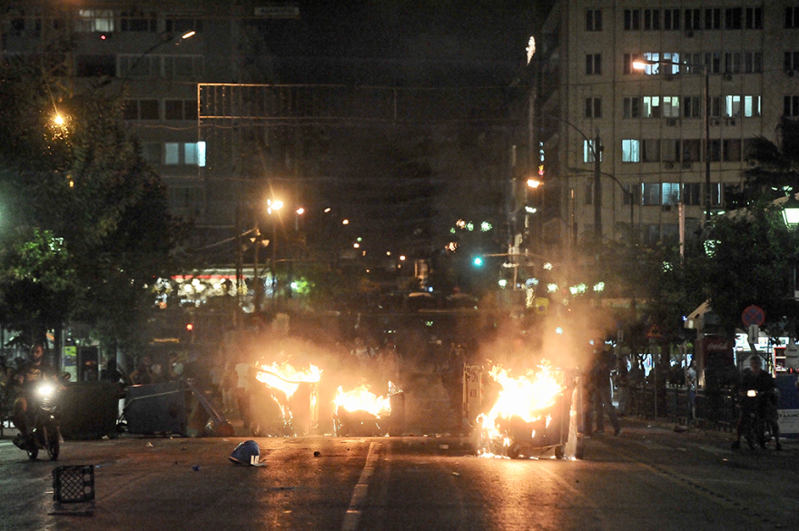 Επεισόδια στην πορεία για τον Φύσσα σε Πειραιά - Θεσσαλονίκη