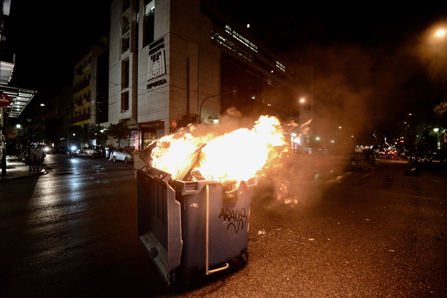 Επεισόδια στην πορεία για τον Φύσσα σε Πειραιά - Θεσσαλονίκη