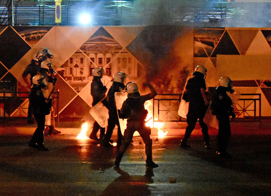Επεισόδια στην πορεία για τον Φύσσα σε Πειραιά - Θεσσαλονίκη
