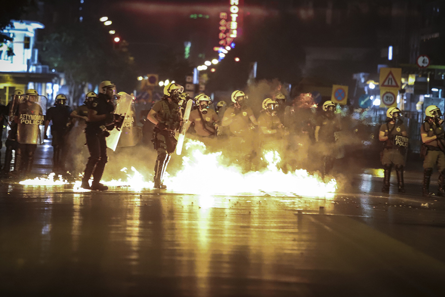 Επεισόδια στην πορεία για τον Φύσσα σε Πειραιά - Θεσσαλονίκη