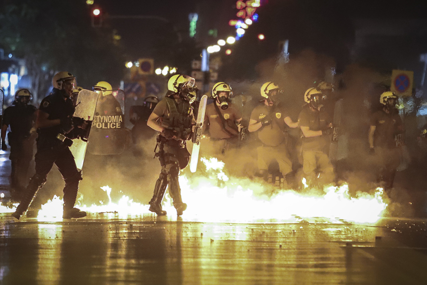 Επεισόδια στην πορεία για τον Φύσσα σε Πειραιά - Θεσσαλονίκη