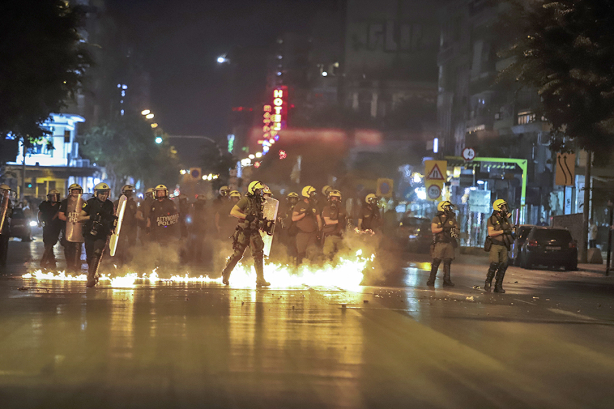 Επεισόδια στην πορεία για τον Φύσσα σε Πειραιά - Θεσσαλονίκη