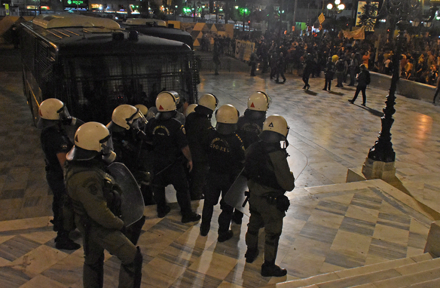 Πορεία για τον Παύλο Φύσσα: Ένταση και μολότοφ μπροστά στα γραφεία της Χρυσής Αυγής στον Πειραιά