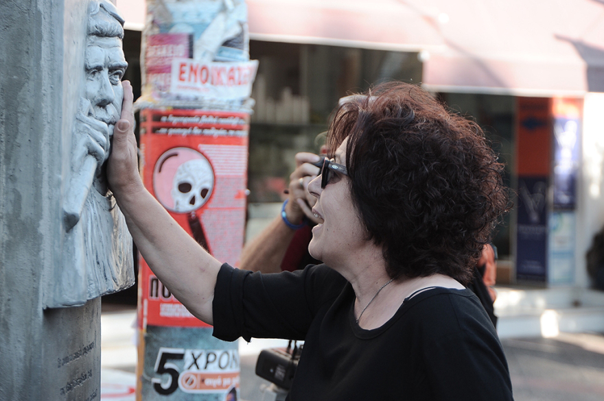 Πορεία για τον Παύλο Φύσσα: Ένταση και μολότοφ μπροστά στα γραφεία της Χρυσής Αυγής στον Πειραιά