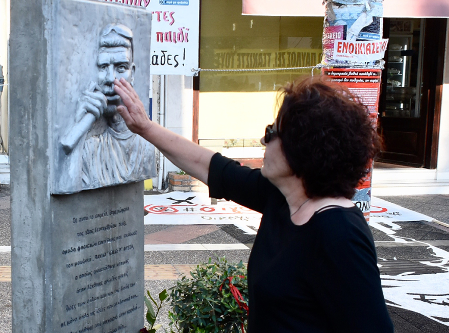 Πορεία για τον Παύλο Φύσσα: Ένταση και μολότοφ μπροστά στα γραφεία της Χρυσής Αυγής στον Πειραιά