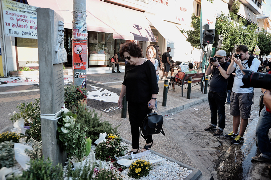 Πορεία για τον Παύλο Φύσσα: Ένταση και μολότοφ μπροστά στα γραφεία της Χρυσής Αυγής στον Πειραιά