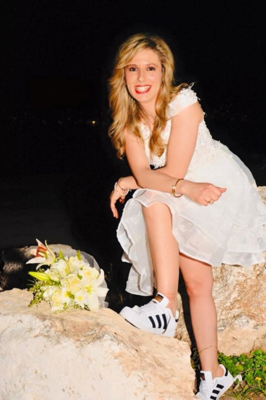 Παρουσιάστρια του ΣΚΑΪ παντρεύτηκε με... αθλητικά χωρίς γονείς και φίλους 