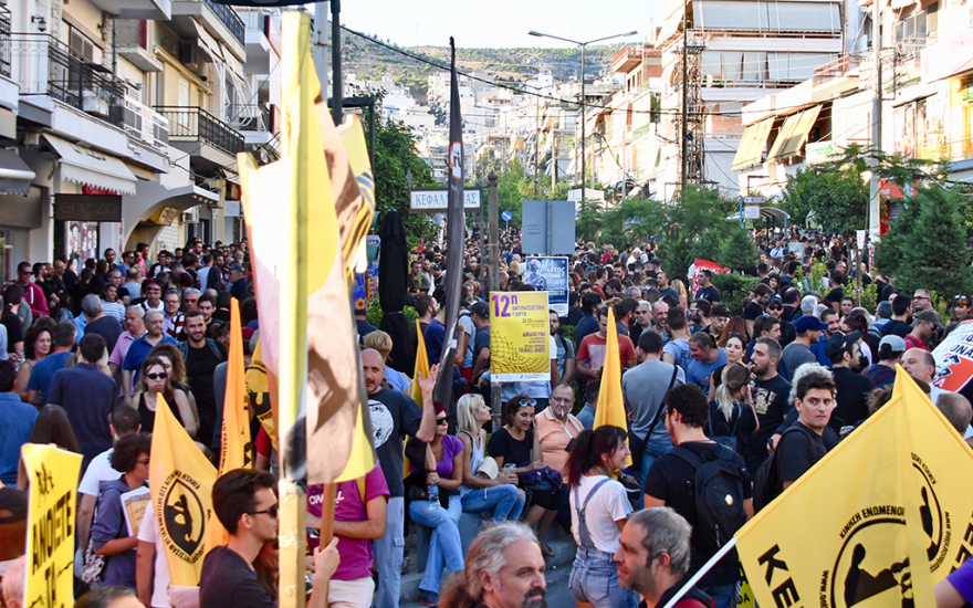 Πορεία για τον Παύλο Φύσσα: Ένταση και μολότοφ μπροστά στα γραφεία της Χρυσής Αυγής στον Πειραιά