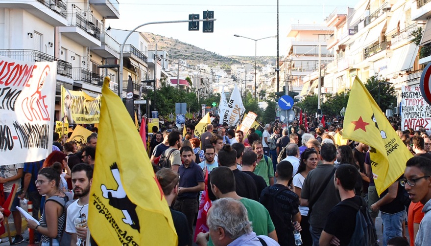 Πορεία για τον Παύλο Φύσσα: Ένταση και μολότοφ μπροστά στα γραφεία της Χρυσής Αυγής στον Πειραιά