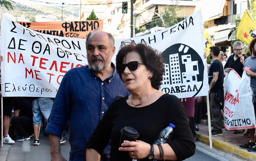 Πορεία για τον Παύλο Φύσσα: Ένταση και μολότοφ μπροστά στα γραφεία της Χρυσής Αυγής στον Πειραιά