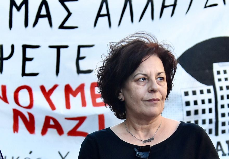 Πορεία για τον Παύλο Φύσσα: Ένταση και μολότοφ μπροστά στα γραφεία της Χρυσής Αυγής στον Πειραιά