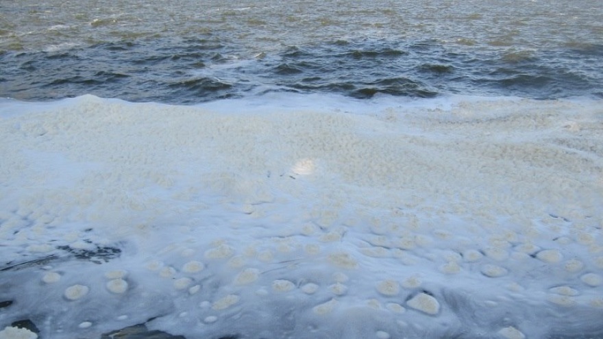 Φωτογραφίες: Γέμισε με αφρούς η λίμνη Ιωαννίνων 