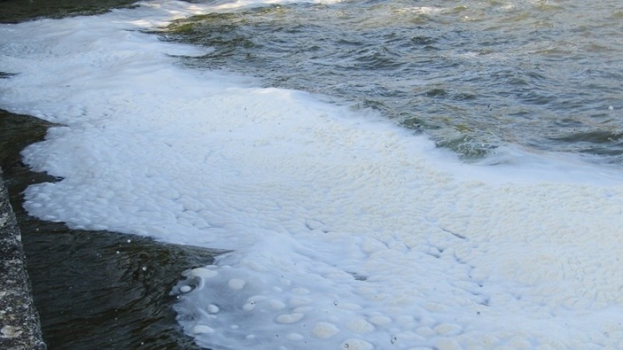 Φωτογραφίες: Γέμισε με αφρούς η λίμνη Ιωαννίνων 