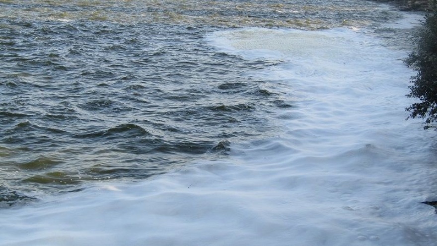 Φωτογραφίες: Γέμισε με αφρούς η λίμνη Ιωαννίνων 