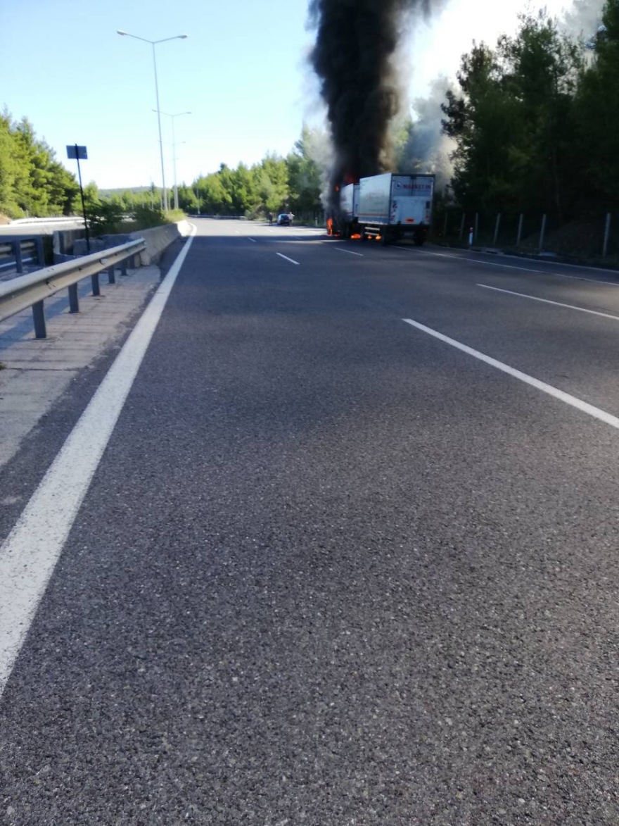 Φωτιά σε φορτηγό στη Μαλακάσα - Δείτε βίντεο και φωτογραφίες