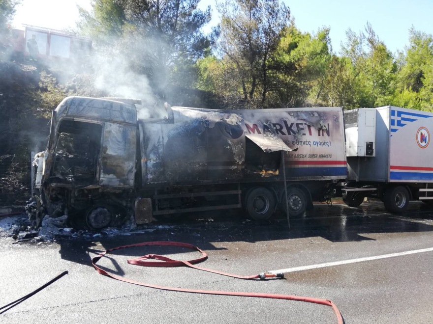 Φωτιά σε φορτηγό στη Μαλακάσα - Δείτε βίντεο και φωτογραφίες
