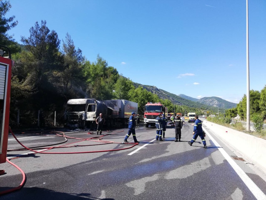 Φωτιά σε φορτηγό στη Μαλακάσα - Δείτε βίντεο και φωτογραφίες