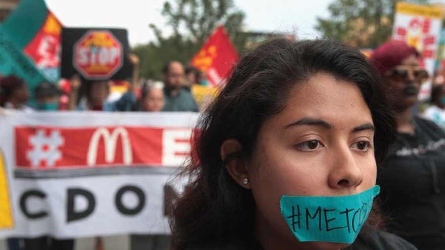 Βίντεο: Εργαζόμενοι στα McDonald’s έκαναν στάση εργασίας ενάντια στη σεξουαλική παρενόχληση