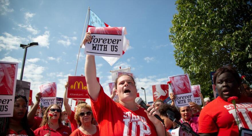 Βίντεο: Εργαζόμενοι στα McDonald’s έκαναν στάση εργασίας ενάντια στη σεξουαλική παρενόχληση