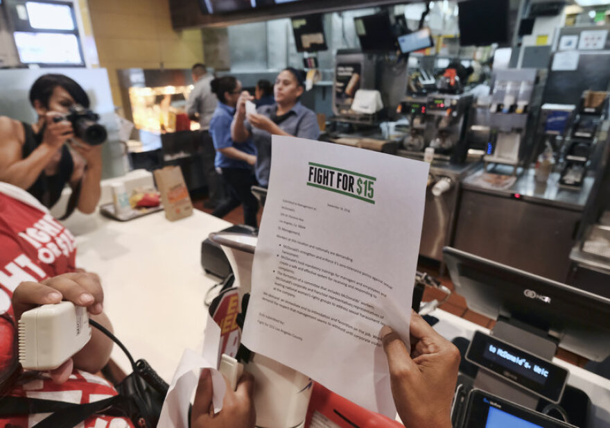Βίντεο: Εργαζόμενοι στα McDonald’s έκαναν στάση εργασίας ενάντια στη σεξουαλική παρενόχληση