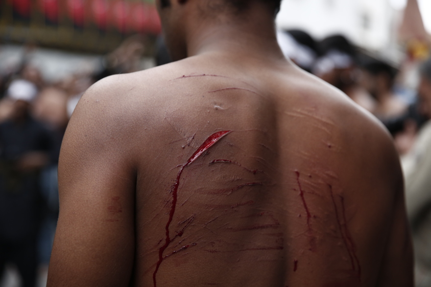 Φωτογραφίες: Σιίτες μουσουλμάνοι αυτομαστιγώθηκαν στον Πειραιά γιορτάζοντας την Ασούρα 