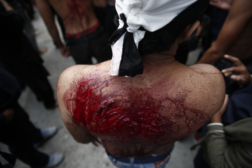 Φωτογραφίες: Σιίτες μουσουλμάνοι αυτομαστιγώθηκαν στον Πειραιά γιορτάζοντας την Ασούρα 