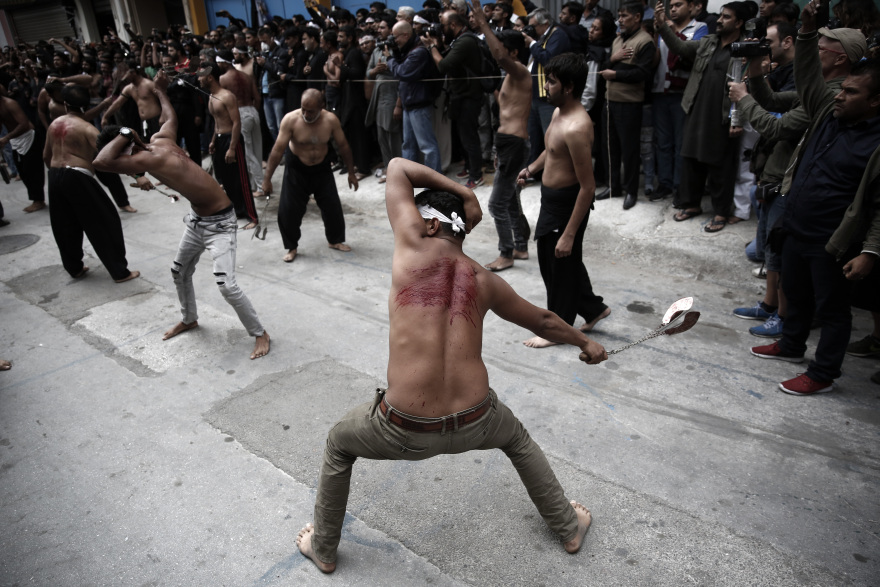 Φωτογραφίες: Σιίτες μουσουλμάνοι αυτομαστιγώθηκαν στον Πειραιά γιορτάζοντας την Ασούρα 